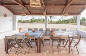 una sala da pranzo con tavolo e sedie di Casa do Caçador a Sesimbra Altre 20 foto