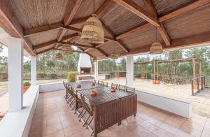 una grande sala da pranzo con tavolo e sedie di Casa do Caçador a Sesimbra