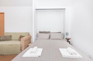 una camera da letto con un letto con due asciugamani sopra di Casa do Caçador a Sesimbra