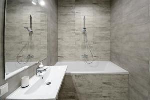 Koupelna v ubytování Partner Guest House Klovs'kyi + 51 fotografií