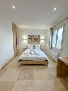 Postel nebo postele na pokoji v ubytování Villa Eden - Le luxe près des vignobles charentais + 52 fotografií