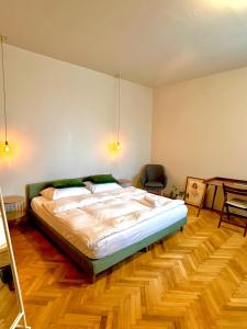 Postel nebo postele na pokoji v ubytování City Center Unirii Square Private rooms with City View - Shared Amenities