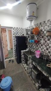 Kuchyň nebo kuchyňský kout v ubytování Gulzar Guest house 6bhk