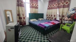 Postel nebo postele na pokoji v ubytování Gulzar Guest house 6bhk