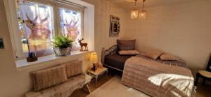 a bedroom with a bed and a window at Ferienwohnung Tiroler Auszeit & Whirlpool in Hofen