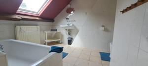 un bagno con lavandino e WC di Groepswoning in hart van Zeeland 8 personen VP051 a Oudelande Altre 49 foto