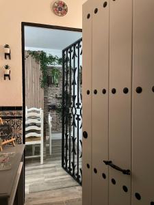 a kitchen with a door leading to a patio at Casa LuLa in Villafranca de Córdoba