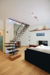 Un dormitorio con una cama y una escalera de caracol. en SG Luxury - My Harbour Stay, en Peschiera del Garda