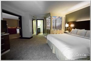 Postel nebo postele na pokoji v ubytování Radisson Hotel Cincinnati Riverfront