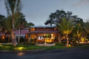 dom z palmami przed nim w obiekcie Copamarina Beach Resort & Spa w mieście Guánica