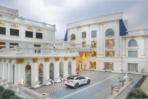 un coche aparcado delante de un gran edificio en Le Glamour Resort & Wellness Spa, en Pokhara