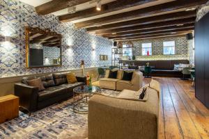 een woonkamer met banken en een tafel bij Dikker & Thijs Hotel in Amsterdam