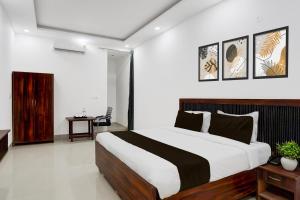 Postel nebo postele na pokoji v ubytování Super Hotel O Bhangel Dadri Road Noida