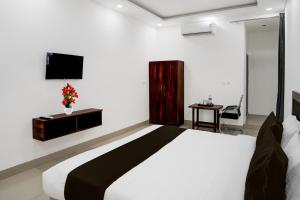 Postel nebo postele na pokoji v ubytování Super Hotel O Bhangel Dadri Road Noida