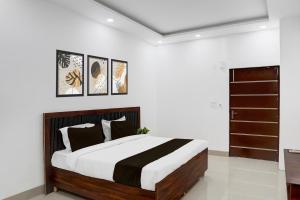 Postel nebo postele na pokoji v ubytování Super Hotel O Bhangel Dadri Road Noida