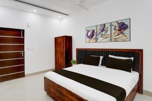 Postel nebo postele na pokoji v ubytování Super Hotel O Bhangel Dadri Road Noida