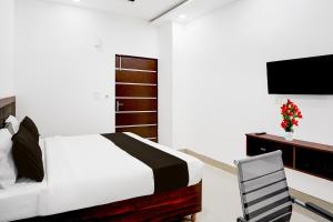 TV a/nebo společenská místnost v ubytování Super Hotel O Bhangel Dadri Road Noida