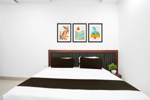 Postel nebo postele na pokoji v ubytování Super Hotel O Bhangel Dadri Road Noida