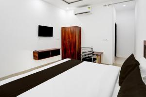 TV a/nebo společenská místnost v ubytování Super Hotel O Bhangel Dadri Road Noida