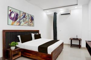 Postel nebo postele na pokoji v ubytování Super Hotel O Bhangel Dadri Road Noida