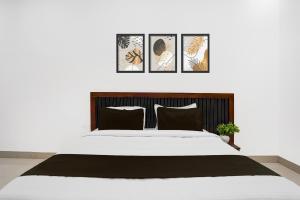 Postel nebo postele na pokoji v ubytování Super Hotel O Bhangel Dadri Road Noida