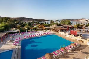 una grande piscina con sedie e ombrelloni di Ladonia Hotels Del Mare a Gümbet