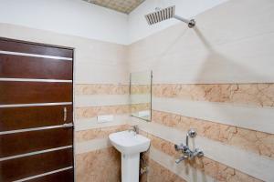 Koupelna v ubytování Super Hotel O Bhangel Dadri Road Noida
