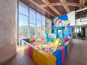 een speelkamer met een grote ballenbak in een kamer bij Luxury Condotel - Mermaid Seaside Hotel Vung Tau in Vung Tau