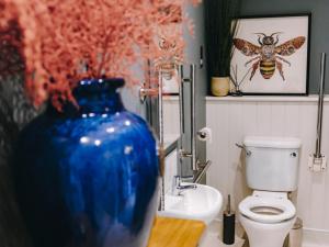 RingsteadにあるThe Gin Trap Innのトイレの隣に青い花瓶が備わるバスルーム +38枚の写真