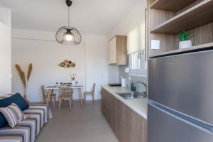 Kuchyň nebo kuchyňský kout v ubytování Avra 1 modern seaview home + 17 fotografií