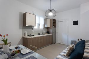 Kuchyň nebo kuchyňský kout v ubytování Avra 1 modern seaview home