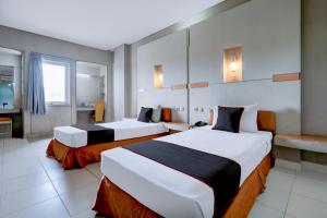 Una habitación de hotel con dos camas y un baño. en Collection O Lembang Near Dusun Bambu Formerly Hotel Bilique, en Bandung 38 fotos más