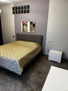 イゼルニアにある"Casa Viola" via Camillo CARLOMAGNO 26のベッドとテーブルと鏡のある寝室