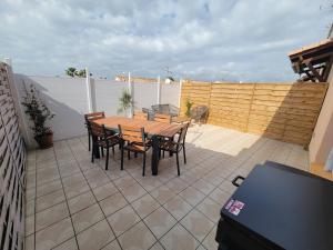 Μπαλκόνι ή βεράντα στο Belle villa climatisée avec Wifi, 2 chambres et jolie terrasse aménagée, à 3km de la plage à PORTIRAGNES LXCHARD7 +20 φωτογραφίες