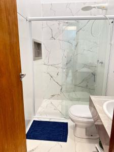 a bathroom with a shower and a toilet at Apartamento completo e bem localizado in Sinop +2 photos