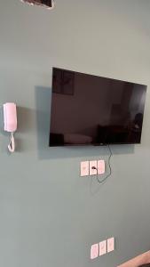 a flat screen tv hanging on a wall at Apartamento completo e bem localizado in Sinop