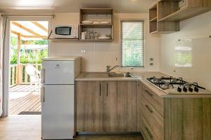 Η κουζίνα ή μικρή κουζίνα στο Homair Mobil-homes Camping Les Avignon