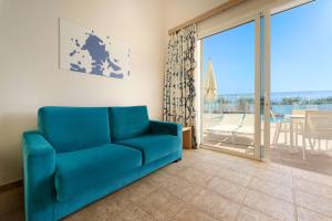 A seating area at Salt Apartments Vistalmar