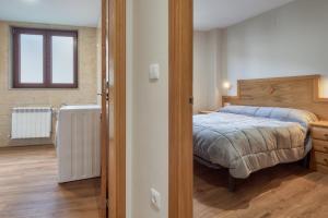 a bedroom with a bed and a window at Valle del Ibias - Primero Izquierda in Cecos