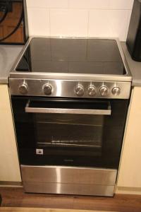 a stainless steel stove top oven in a kitchen at Miner's Retreat Comfy 2-Bed Home, Swadlincote in Woodville