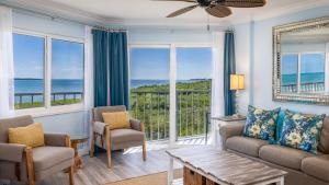 塔维涅Ocean View Treehouse Double King Suite 3403的可以看到海景的客厅