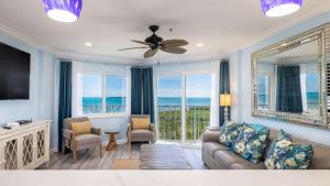 塔维涅Ocean View Treehouse Double King Suite 3403的带沙发和电视的客厅