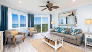 塔维涅Ocean View Treehouse Double King Suite 3403的带沙发和桌子的客厅