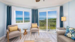塔维涅Ocean View Treehouse Double King Suite 3403的可以看到海景的客厅