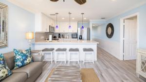 Ocean View Treehouse Double King Suite 3403的厨房或小厨房