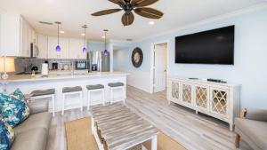 Ocean View Treehouse Double King Suite 3403的电视和/或娱乐中心