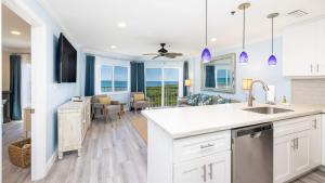 Ocean View Treehouse Double King Suite 3403的厨房或小厨房