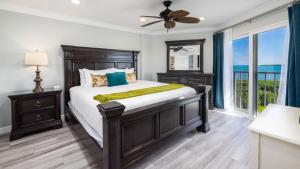 Ocean View Treehouse Double King Suite 3403客房内的一张或多张床位