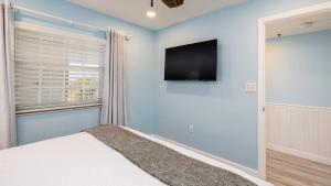 Ocean View Treehouse Double King Suite 3403的电视和/或娱乐中心