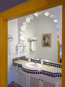 RIAD TANJA by chef Moha في طنجة: حمام مع حوض ومرآة +37 صورة